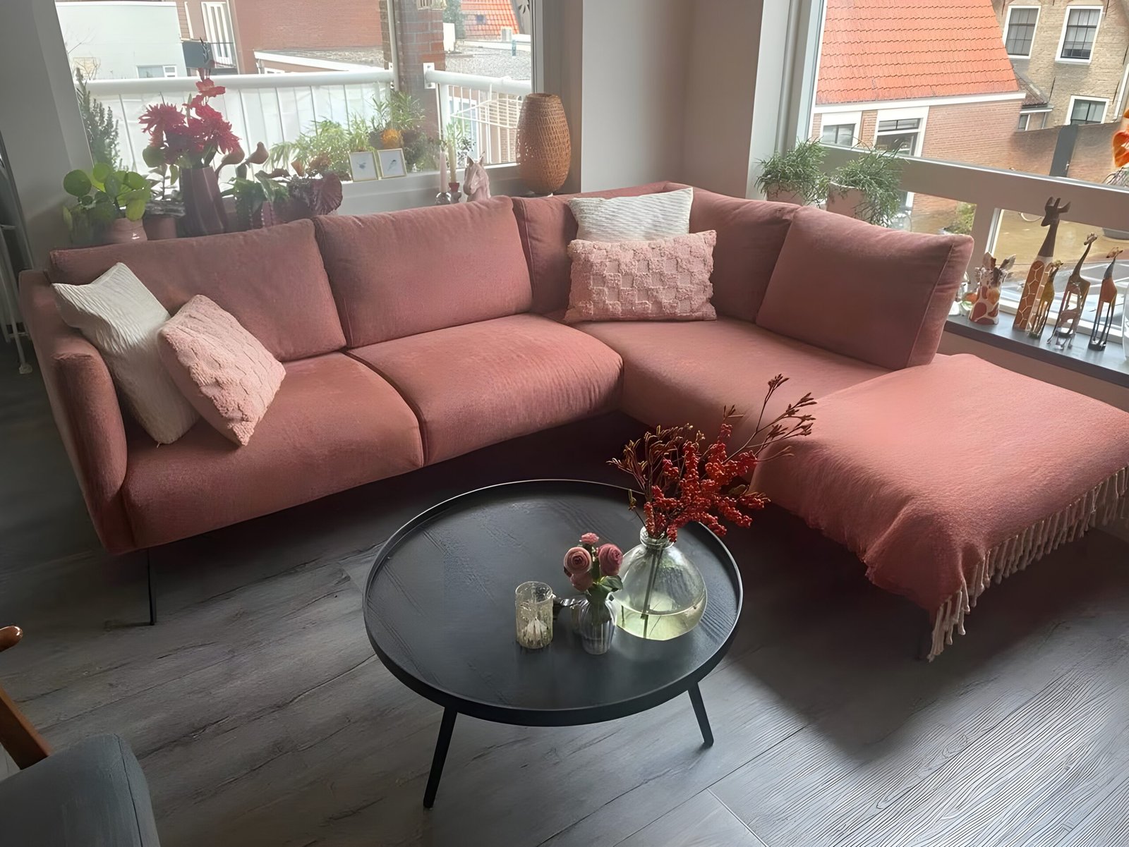 Hoekbank en staande lamp in woonkamer