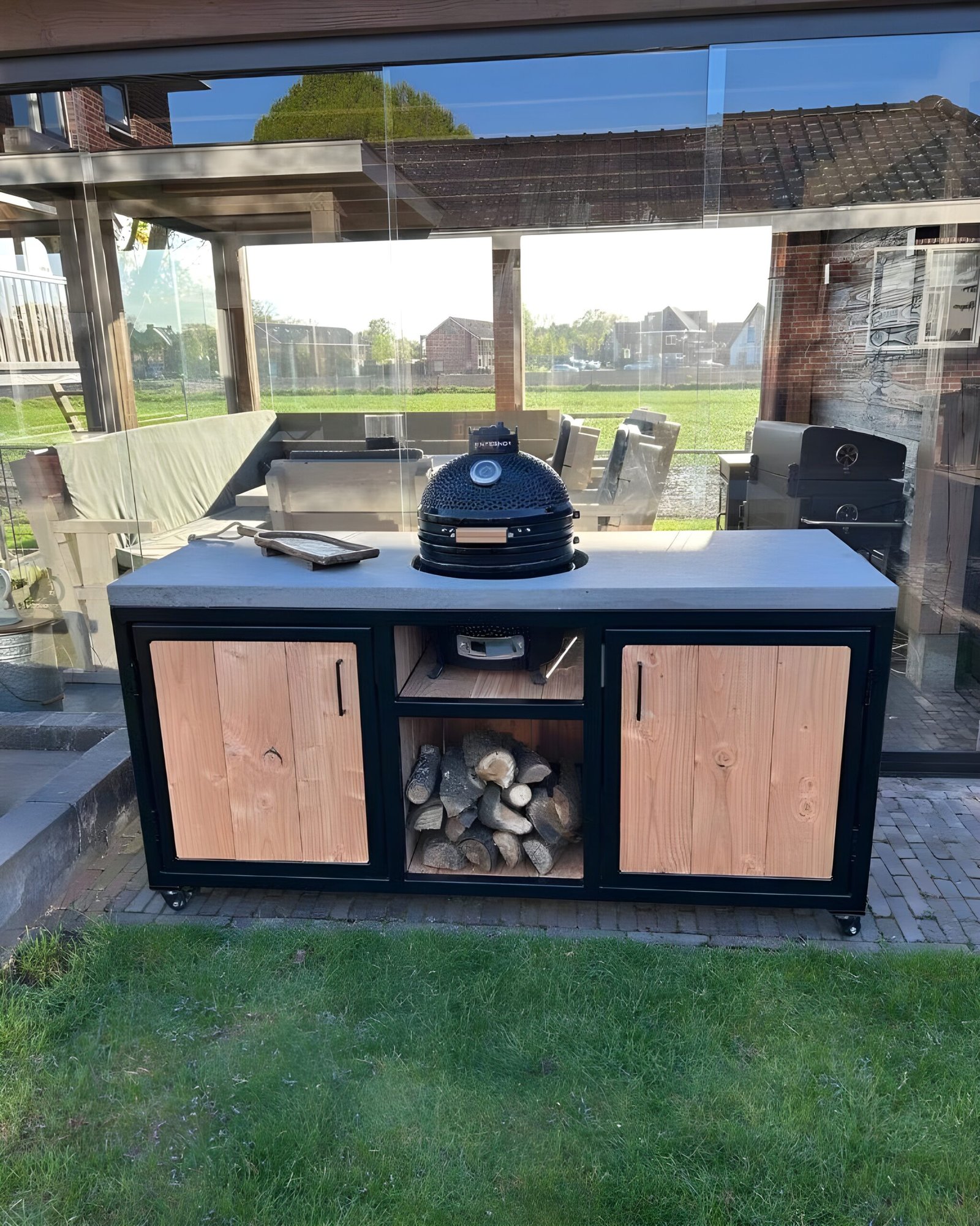 Verlichte buitenkeuken in tuin