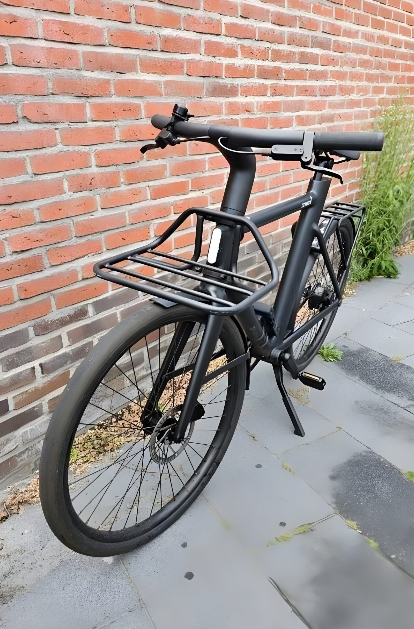 Elektrische fiets bij voordeur